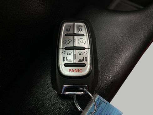 Used 2025 Chrysler Pacifica Limited FWD image 32