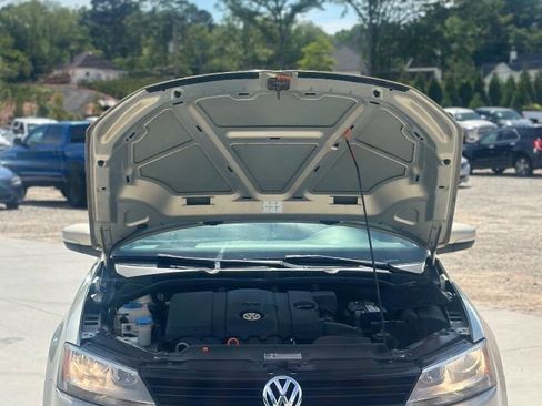 Used 2012 Volkswagen Jetta SE FWD image 12