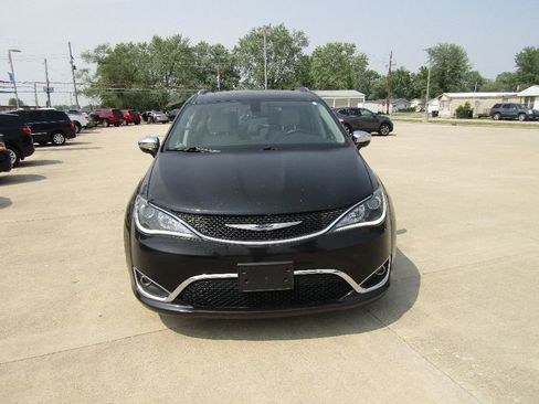 Used 2020 Chrysler Pacifica Limited image 2