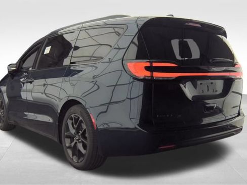 Used 2025 Chrysler Pacifica Limited FWD image 5