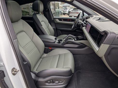 Certified 2025 Porsche Cayenne Coupe image 25