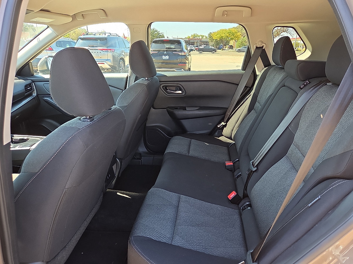 Used 2025 Nissan Rogue SV FWD image 18