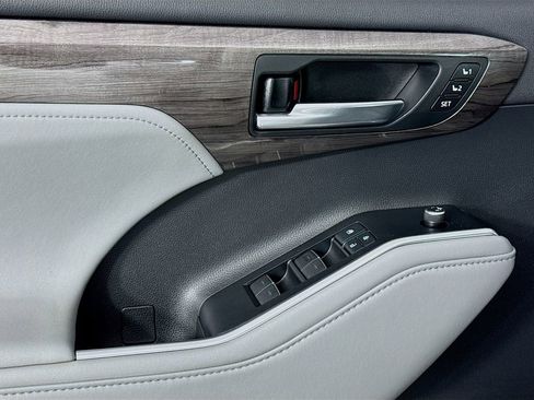 Used 2020 Toyota Highlander Limited image 19