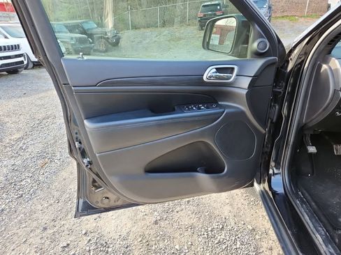 Used 2020 Jeep Grand Cherokee Laredo image 16