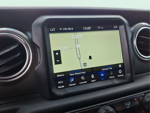 Used 2018 Jeep Wrangler Unlimited Sahara AWD/4WD image 19