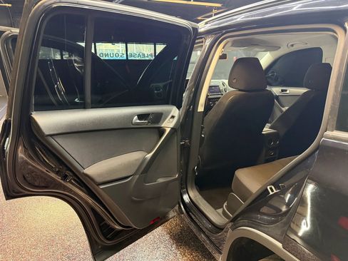 Used 2017 Volkswagen Tiguan Limited w/ Premium Package image 16
