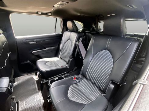 Used 2023 Toyota Highlander XSE FWD image 21