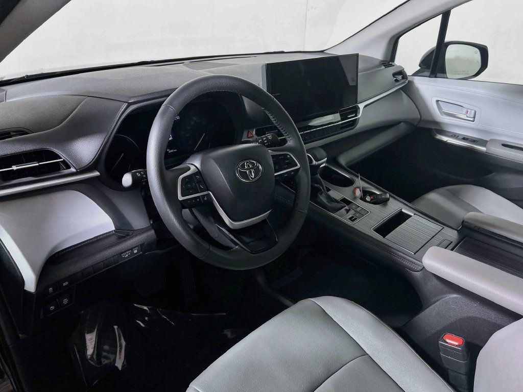 Certified 2026 Toyota Sienna XLE FWD image 9