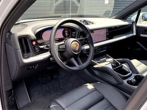 Used 2025 Porsche Cayenne image 35