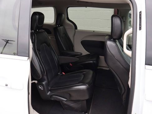 Used 2023 Chrysler Pacifica Touring-L FWD image 7