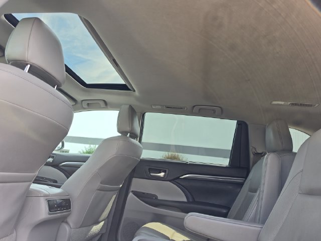 Used 2018 Toyota Highlander Limited AWD/4WD image 28