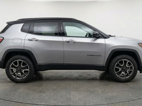 Used 2025 Jeep Compass Trailhawk AWD/4WD image 11