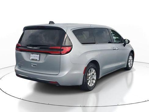 Used 2023 Chrysler Pacifica Touring-L FWD image 4
