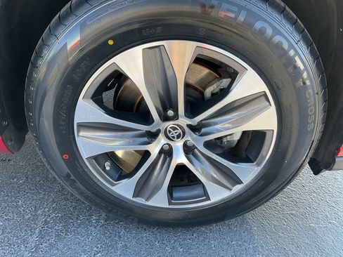 Used 2023 Toyota Highlander XLE image 27