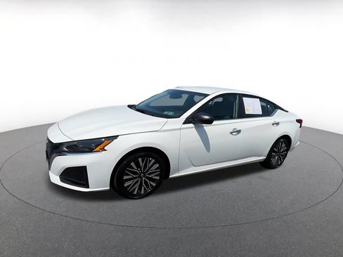 Used 2025 Nissan Altima 2.5 SV FWD image 7