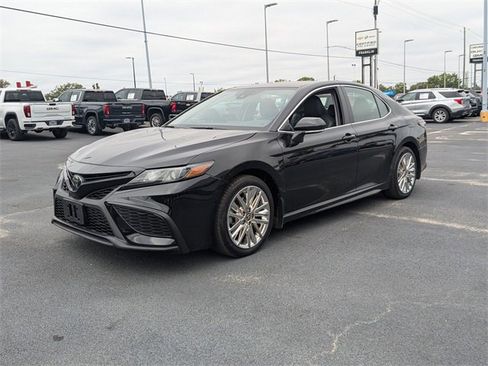 Used 2023 Toyota Camry SE image 8