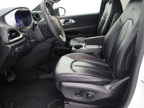 Used 2024 Chrysler Pacifica Limited FWD image 8