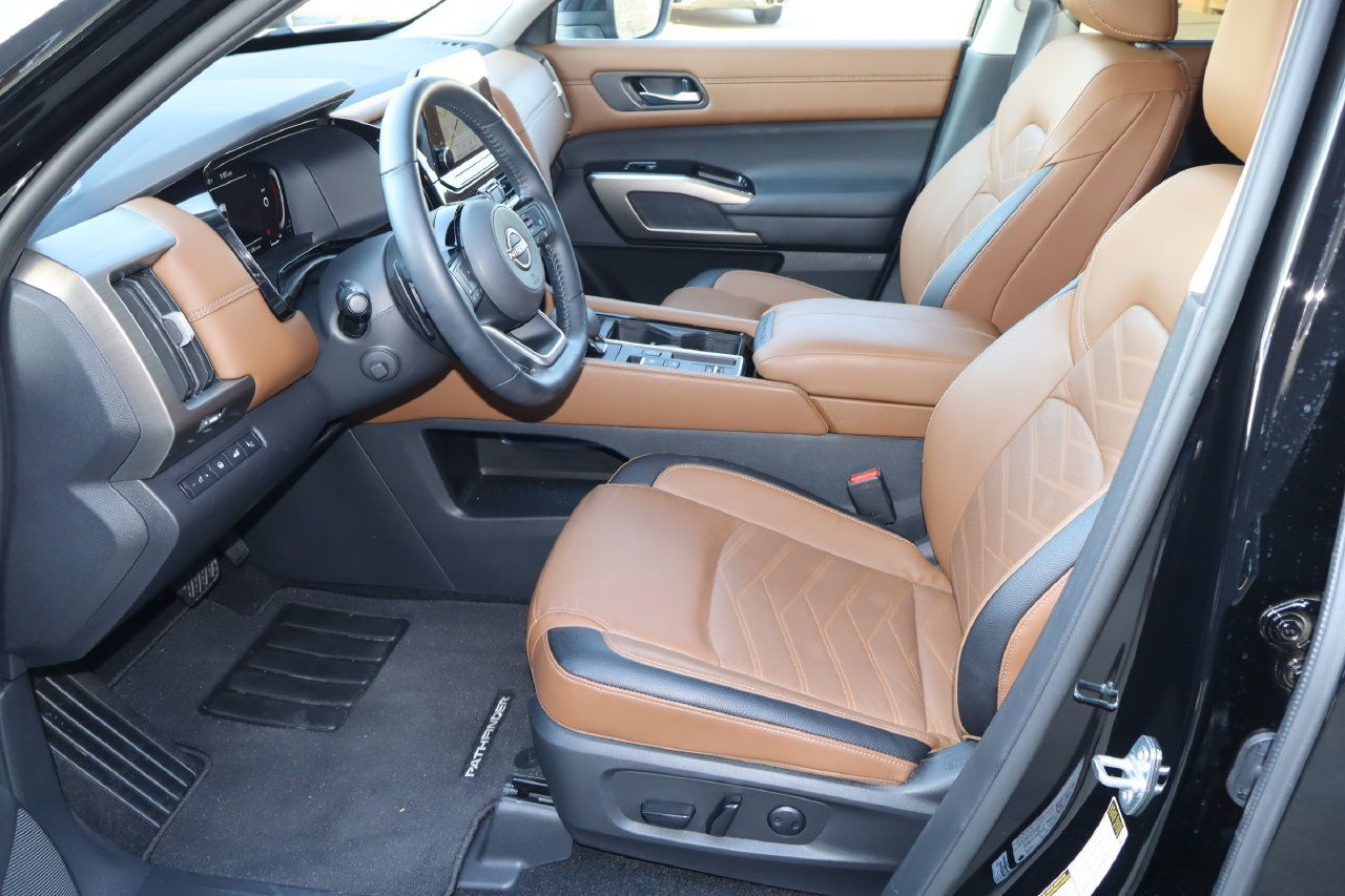 Used 2025 Nissan Pathfinder Platinum w/ Black Appearance Package FWD image 17