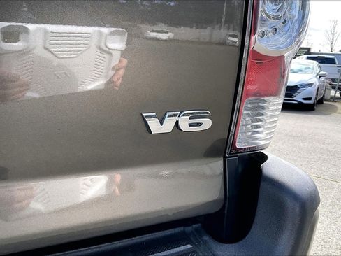 Used 2015 Toyota Tacoma TRD Sport w/ TRD Sport Package image 23