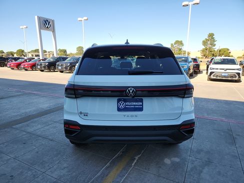 New 2026 Volkswagen Taos SE image 6