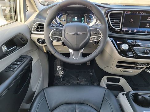 Certified 2022 Chrysler Pacifica Touring-L image 32