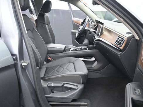 Used 2025 Volkswagen Atlas SE FWD image 25
