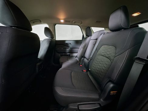 Used 2025 Nissan Pathfinder SV image 27