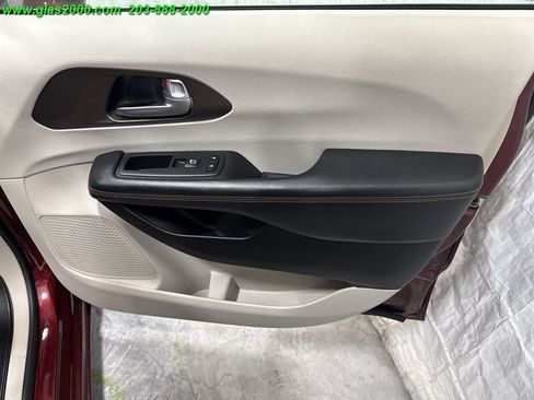 Used 2018 Chrysler Pacifica Touring-L Plus image 26