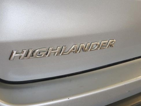 Used 2017 Toyota Highlander LE w/ Carpet Mat Package AWD/4WD image 6