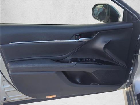 Used 2018 Toyota Camry XLE FWD image 7