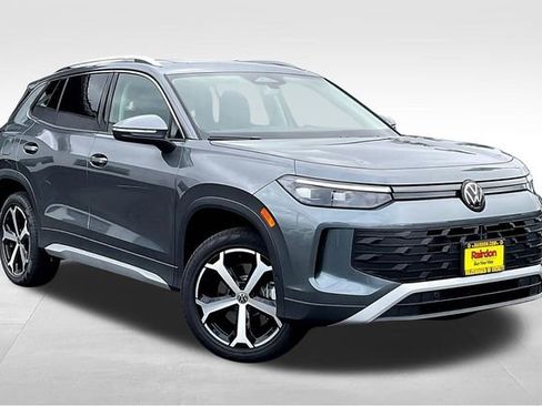 New 2025 Volkswagen Tiguan SE image 1