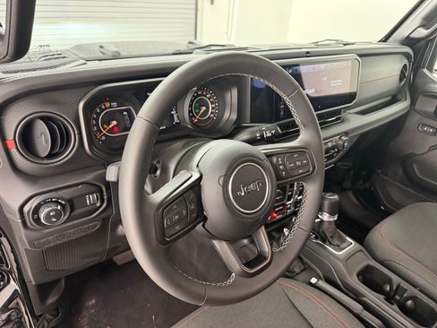Used 2025 Jeep Gladiator Rubicon w/ Technology Group AWD/4WD image 4