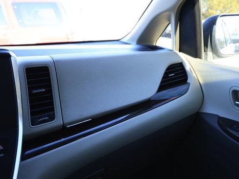 Used 2017 Toyota Sienna XLE image 26