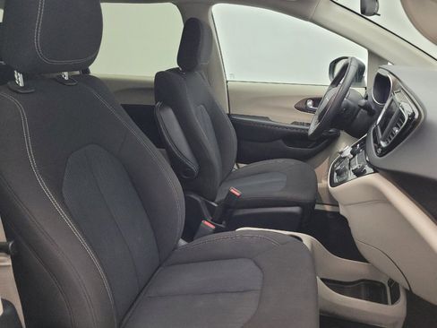 Used 2022 Chrysler Voyager LX FWD image 21