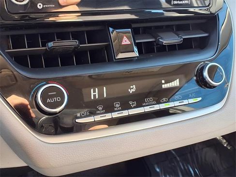 Used 2022 Toyota Corolla LE image 9