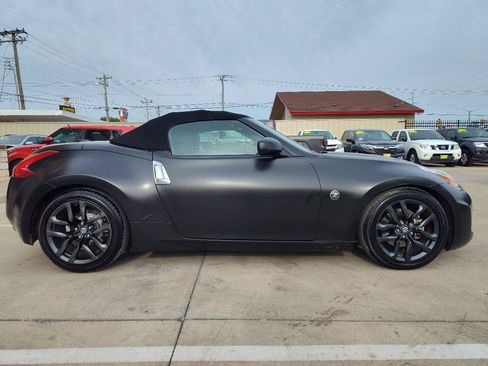 Used 2015 Nissan 370Z Roadster RWD image 38