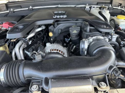 Used 2018 Jeep Wrangler Unlimited Sahara AWD/4WD image 13