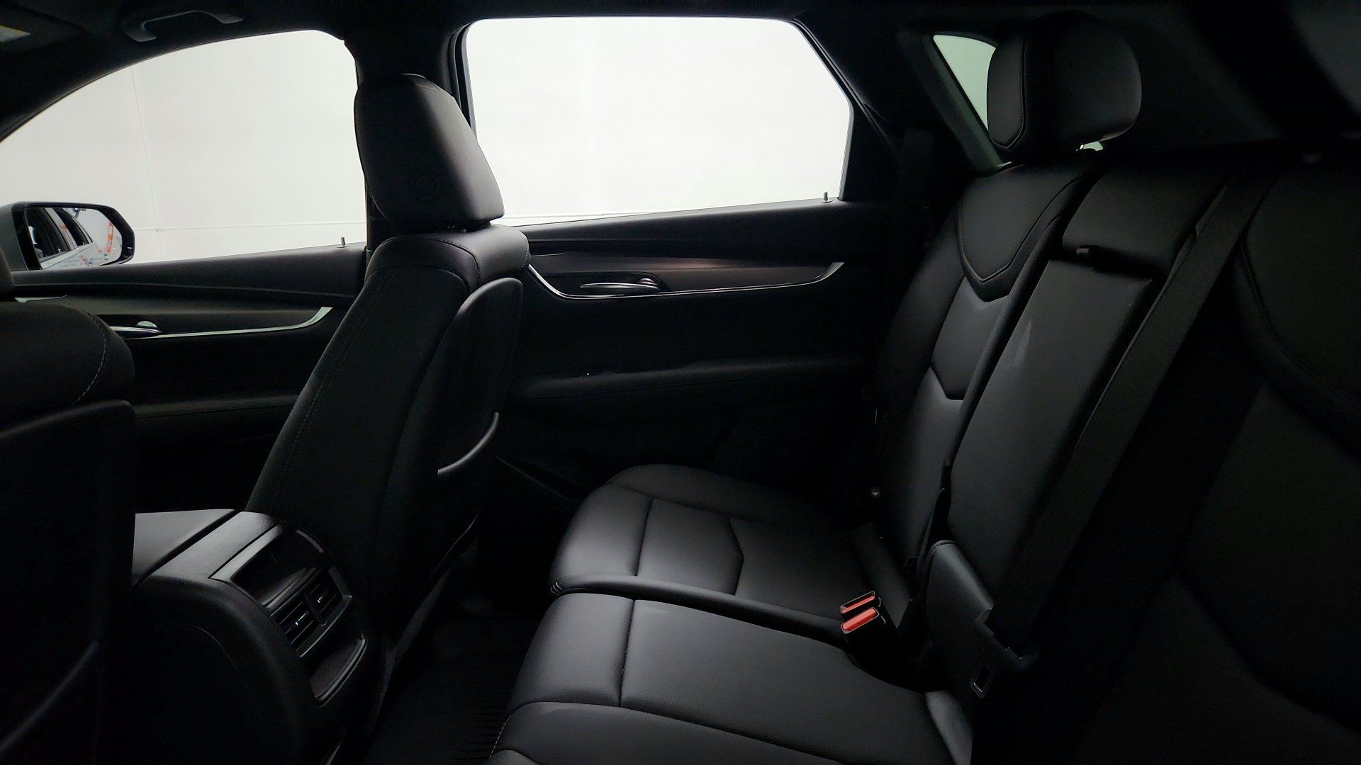 Certified 2024 Cadillac XT5 Luxury w/ LPO, Floor Liner Package AWD/4WD image 23