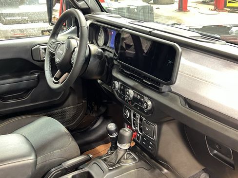 Used 2025 Jeep Wrangler Willys image 26