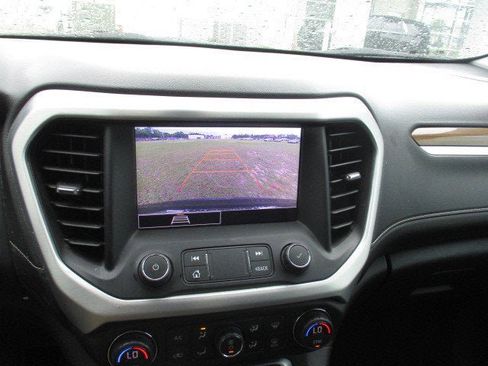 Used 2021 GMC Acadia SLE image 18