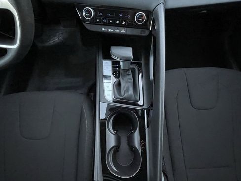 Used 2025 Hyundai Elantra Blue image 19