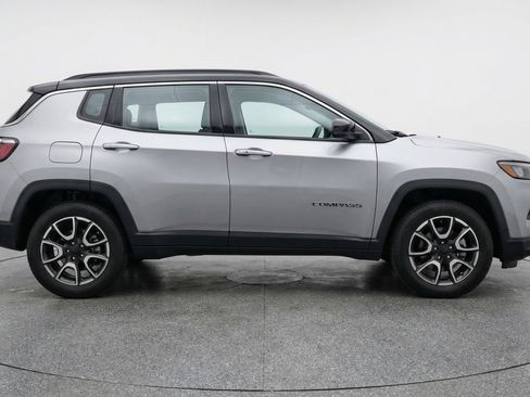 Used 2025 Jeep Compass Trailhawk image 11