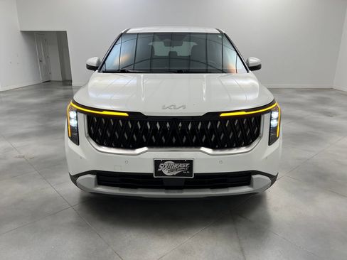 Used 2025 Kia Carnival FWD image 3