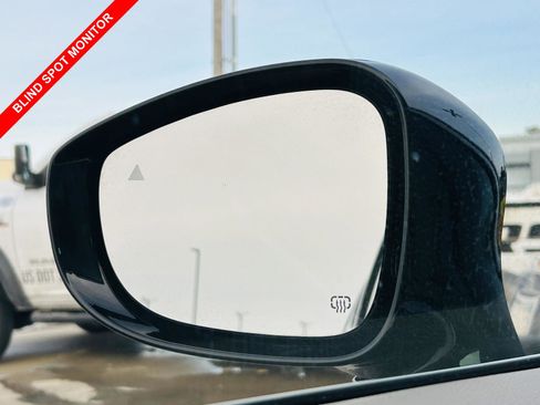 Used 2024 Chrysler Pacifica Touring-L image 9