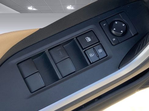 Used 2021 Toyota RAV4 XLE w/ Convenience Package image 12