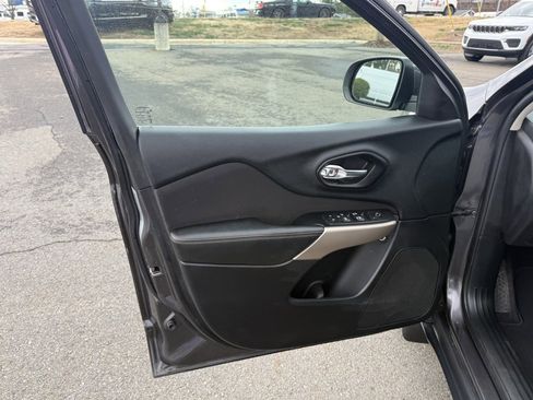 Used 2017 Jeep Cherokee Latitude w/ Safety/Convenience Group image 12