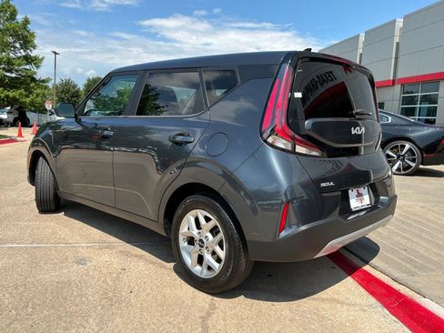 Used 2025 Kia Soul LX w/ LX Technology Package FWD image 8