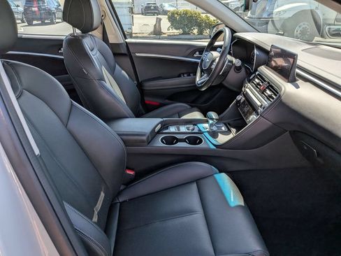 Used 2025 Genesis G70 2.5T RWD image 30