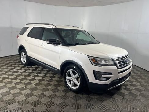 Used 2016 Ford Explorer XLT w/ Equipment Group 202A AWD/4WD image 3