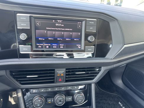 Used 2024 Volkswagen Jetta SE w/ Panoramic Sunroof Package FWD image 17